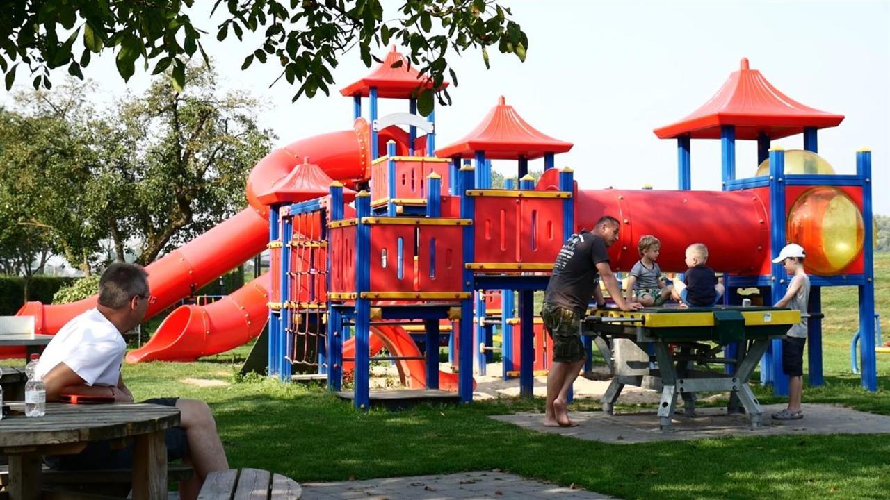 Recreatiepark Jachthaven De Veerstal Lathum - Luxe Chalet Extérieur photo