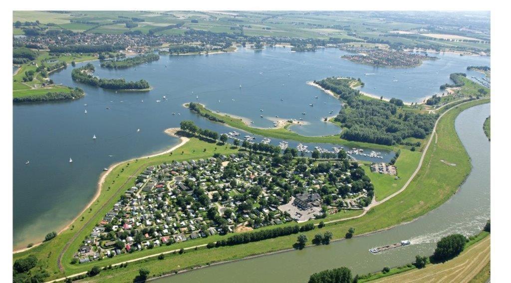 Recreatiepark Jachthaven De Veerstal Lathum - Luxe Chalet Extérieur photo
