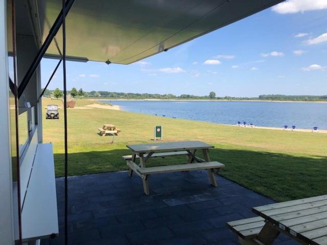 Recreatiepark Jachthaven De Veerstal Lathum - Luxe Chalet Extérieur photo