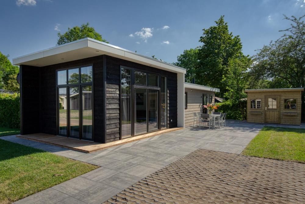 Recreatiepark Jachthaven De Veerstal Lathum - Luxe Chalet Extérieur photo