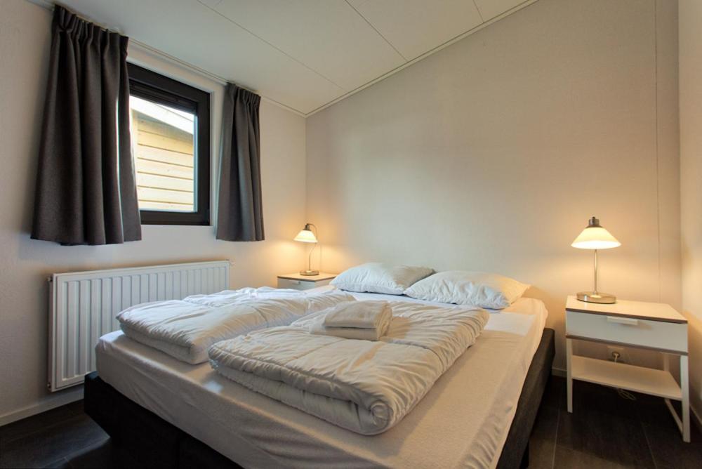 Recreatiepark Jachthaven De Veerstal Lathum - Luxe Chalet Extérieur photo