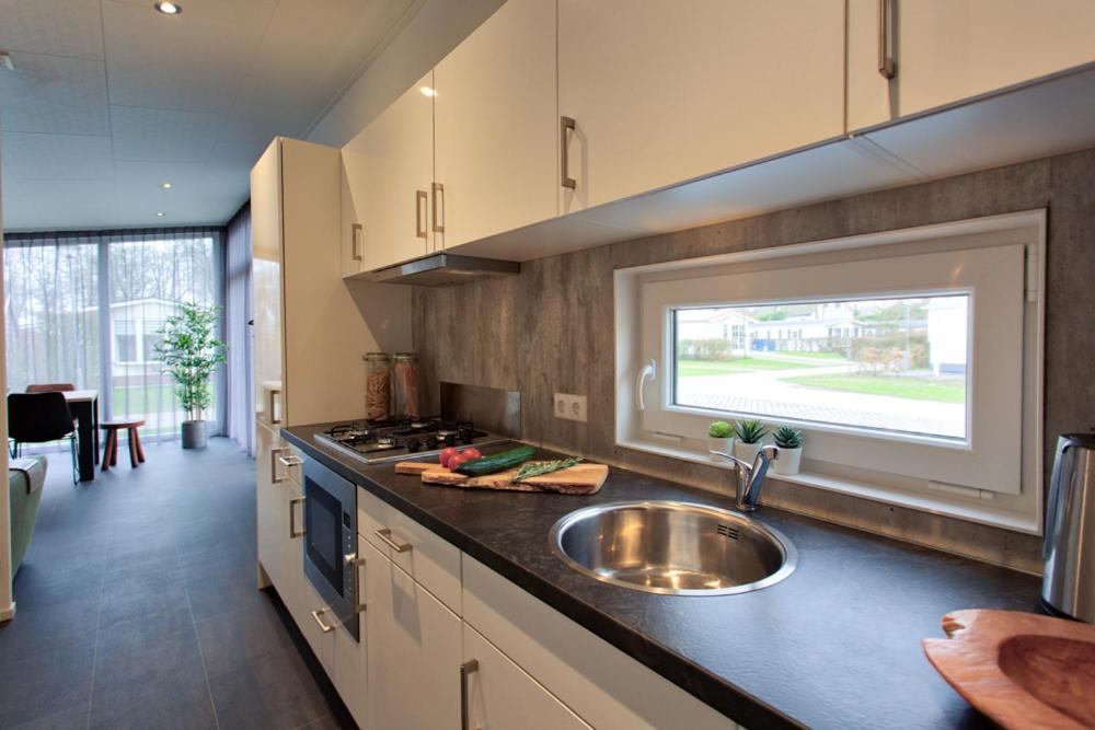 Recreatiepark Jachthaven De Veerstal Lathum - Luxe Chalet Extérieur photo