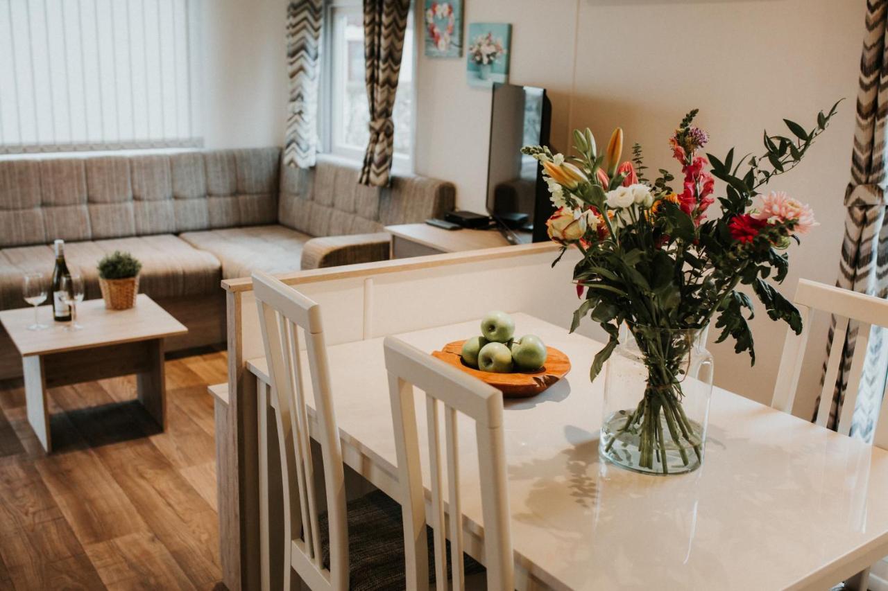 Recreatiepark Jachthaven De Veerstal Lathum - Luxe Chalet Extérieur photo