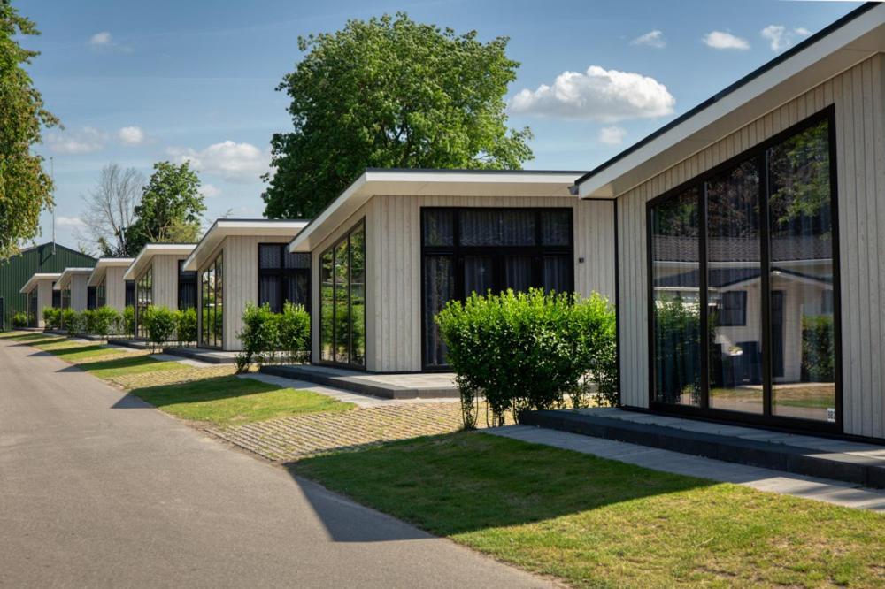 Recreatiepark Jachthaven De Veerstal Lathum - Luxe Chalet Extérieur photo
