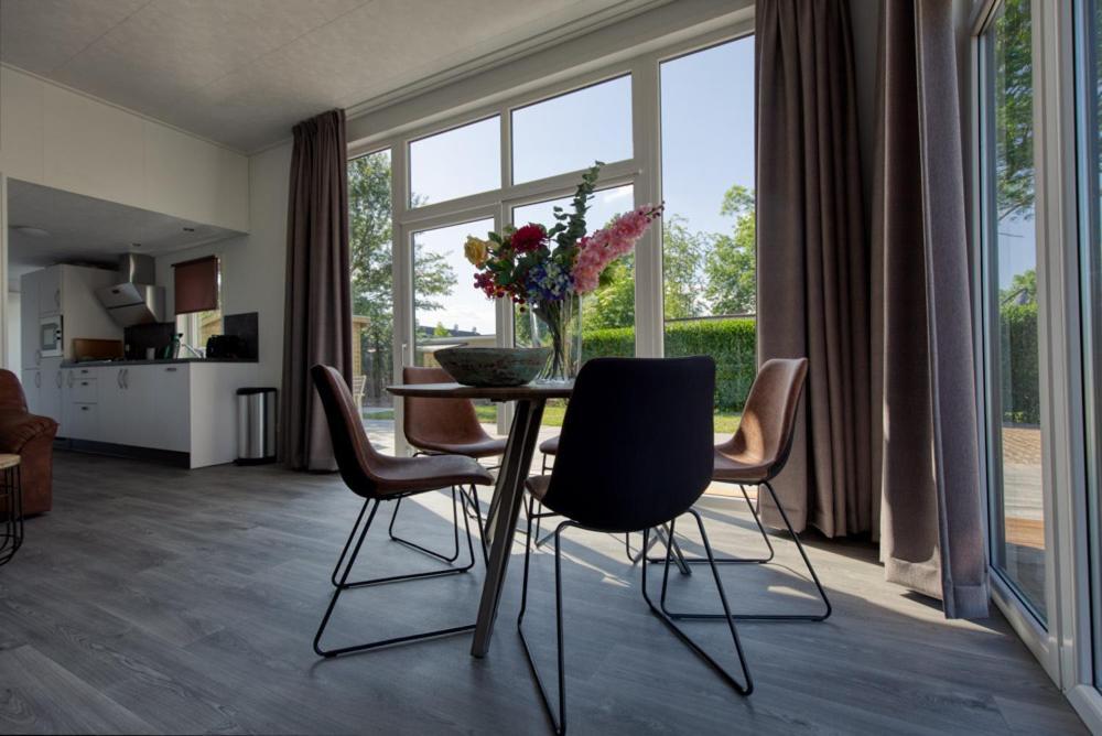Recreatiepark Jachthaven De Veerstal Lathum - Luxe Chalet Extérieur photo