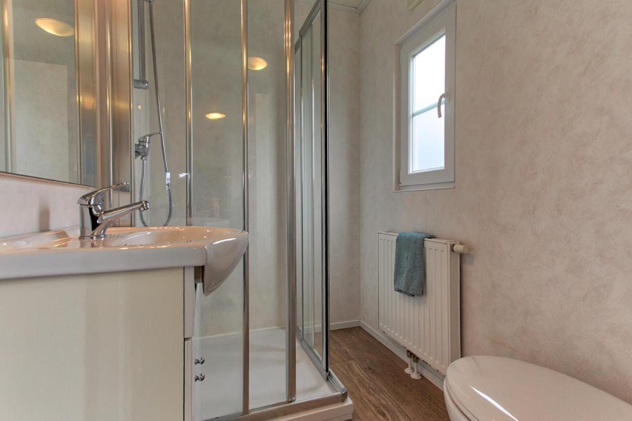 Recreatiepark Jachthaven De Veerstal Lathum - Luxe Chalet Extérieur photo