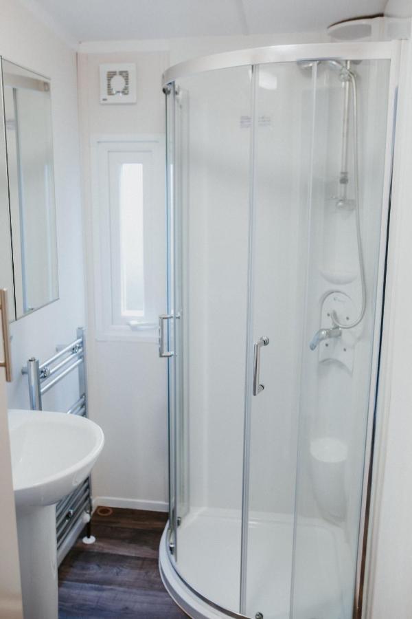 Recreatiepark Jachthaven De Veerstal Lathum - Luxe Chalet Extérieur photo