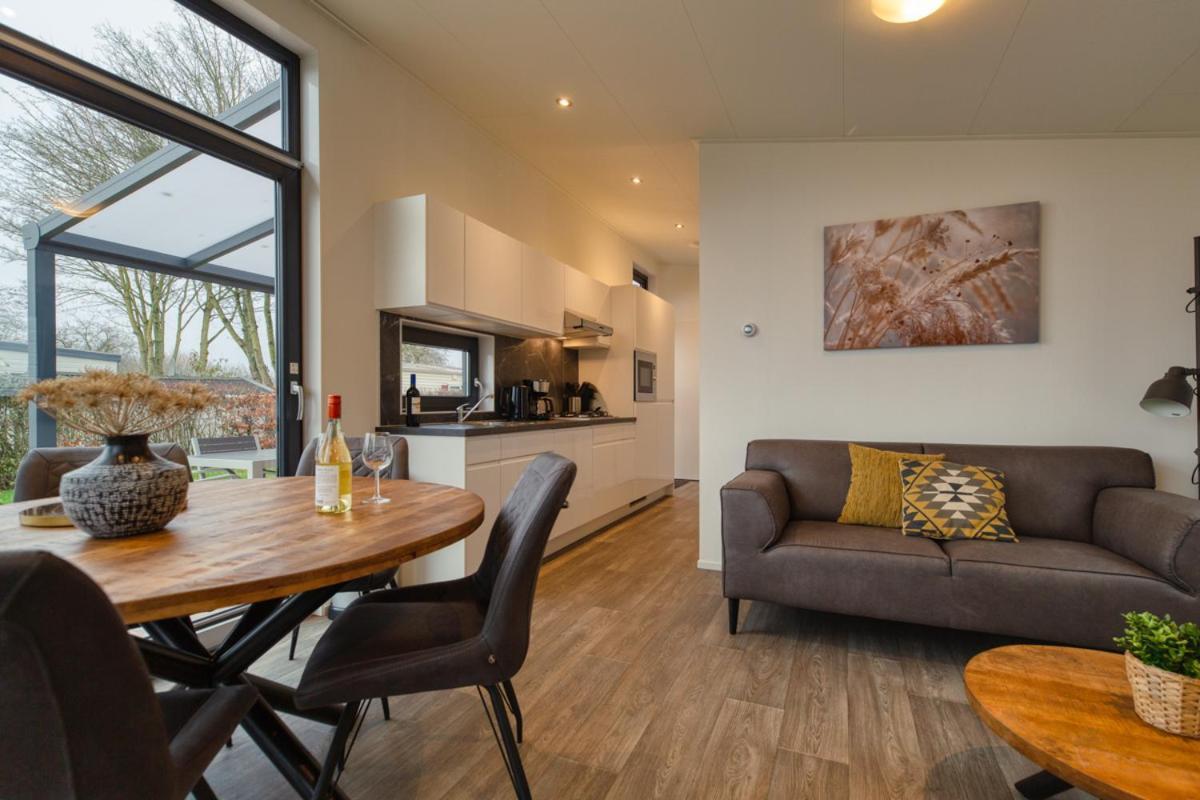 Recreatiepark Jachthaven De Veerstal Lathum - Luxe Chalet Extérieur photo