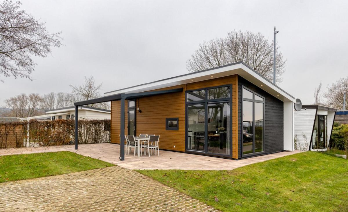 Recreatiepark Jachthaven De Veerstal Lathum - Luxe Chalet Extérieur photo