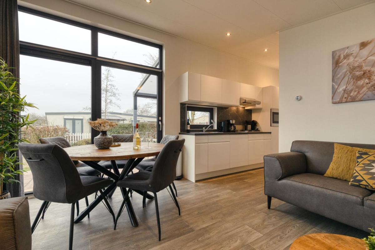 Recreatiepark Jachthaven De Veerstal Lathum - Luxe Chalet Extérieur photo